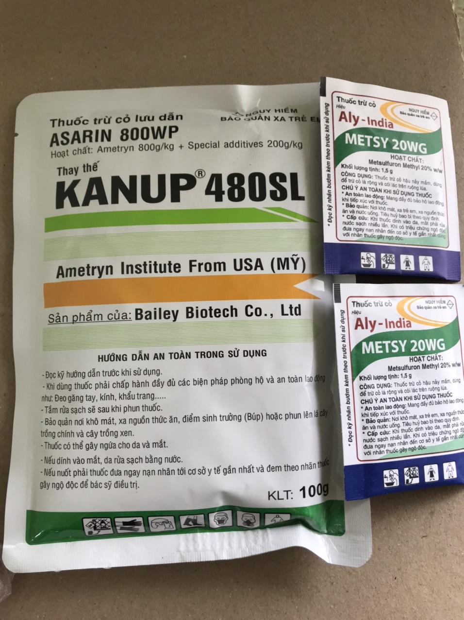 Bộ trừ cỏ hiệu quả mới 100g- Phun 1 bình 18 lít để trừ cỏ lá hẹ, lá rộng, hằng niên, đa nên, cỏ mọc trên đất không trồng trọt- Nông Nghiệp Xanh