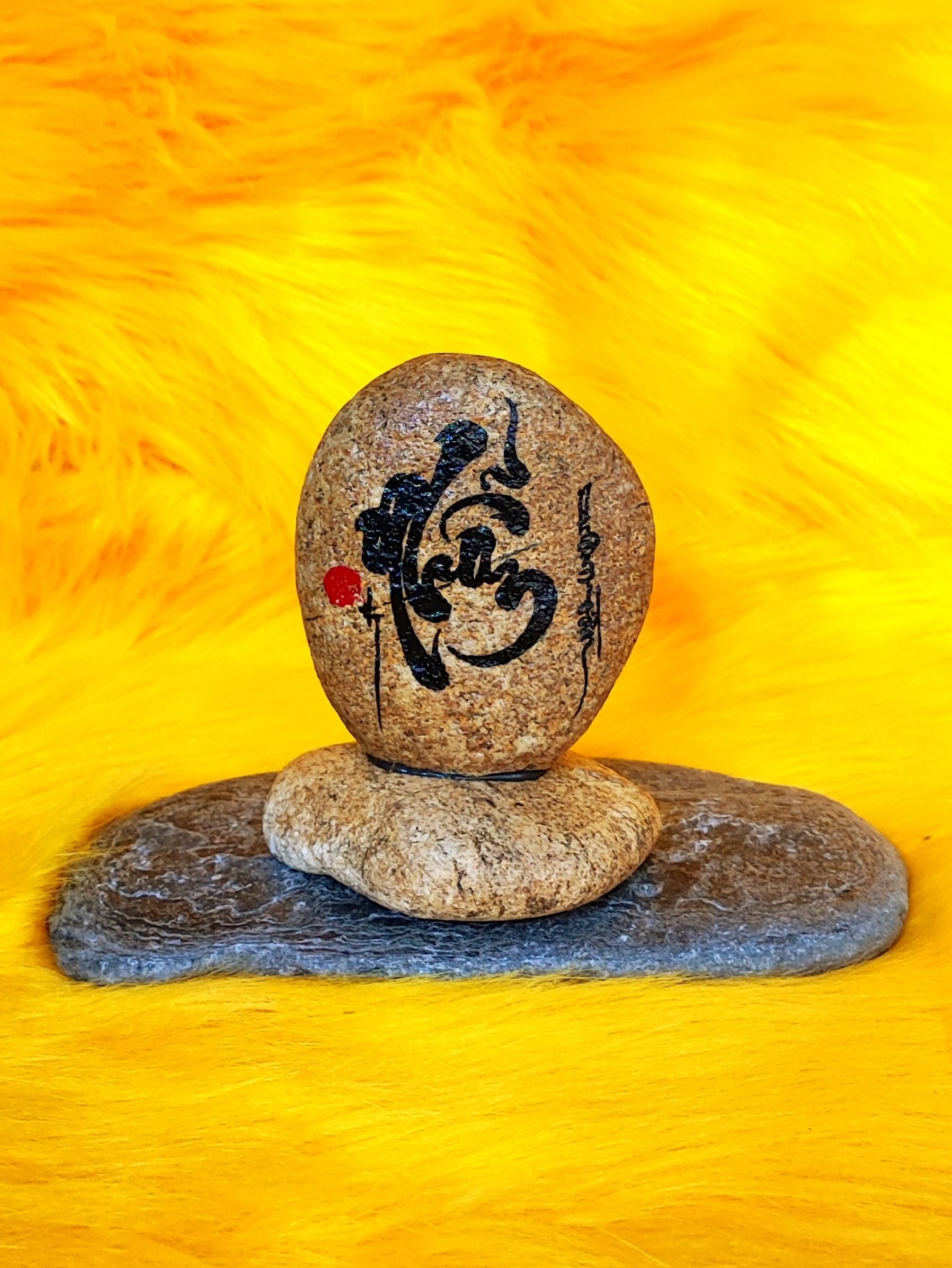 Thư pháp trên đá chữ nhẫn. kích thước: 7x7x11cm. .