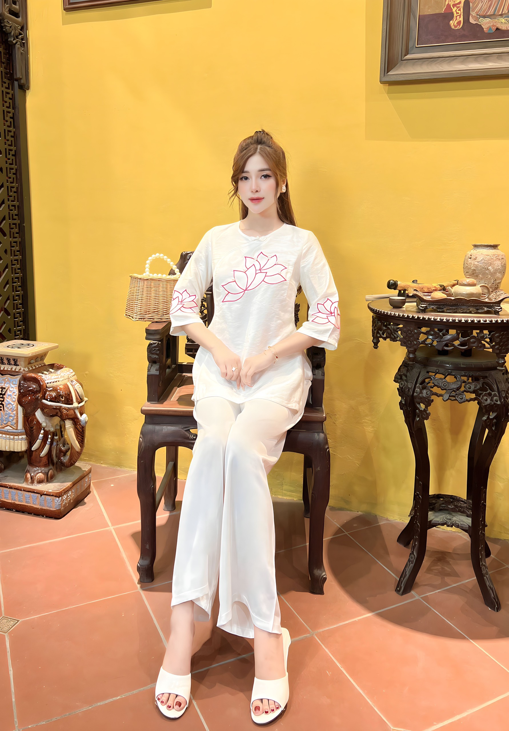 Pháp phục cách tân gấm đi lễ đi chùa Đũi thêu sen