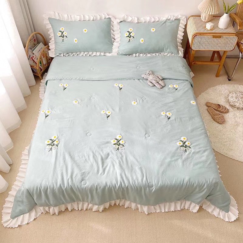 Bộ 4 món Chăn Ga Gối Cotton Đũi Viền Bèo Thêu Hoa Cúc Chăn Hè