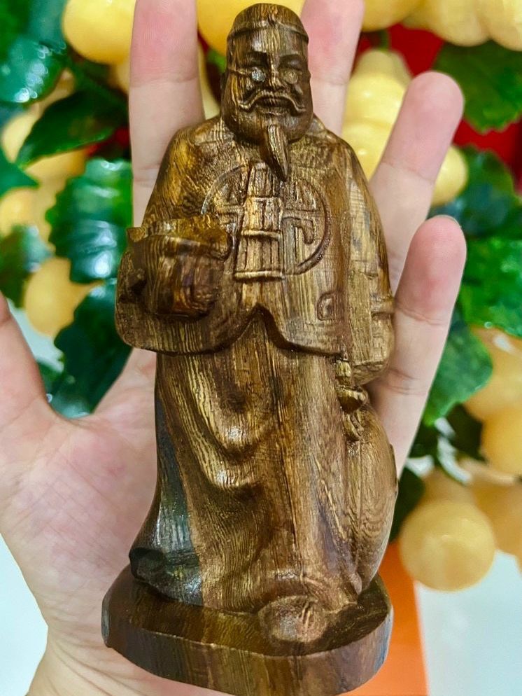Tượng ông quản gia bằng gỗ thơm