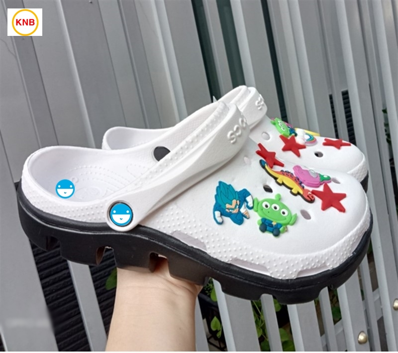 [Tặng hộp+12 Jitbitz] Dép crocs sục cross trắng đế đen quai ngang cá sấu nhựa cao cấp Tặng 12 sticker gắn siêu đẹp