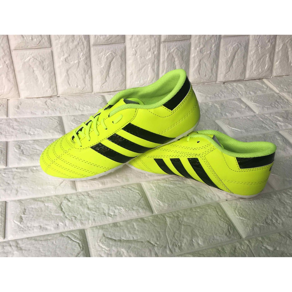 Giầy đá bóng phủi 3 sọc CT3 màu trắng / đen ( giầy đá banh đế TF )