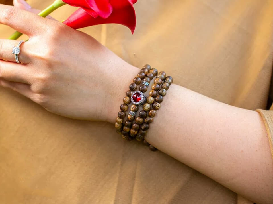 CHUỖI VÒNG TAY TRẦM HƯƠNG 108 hạt MIX CHARM ĐÁ RADIANT đủ size tay cho nữ(40 đến 70kg)hộp đựng cao cấp