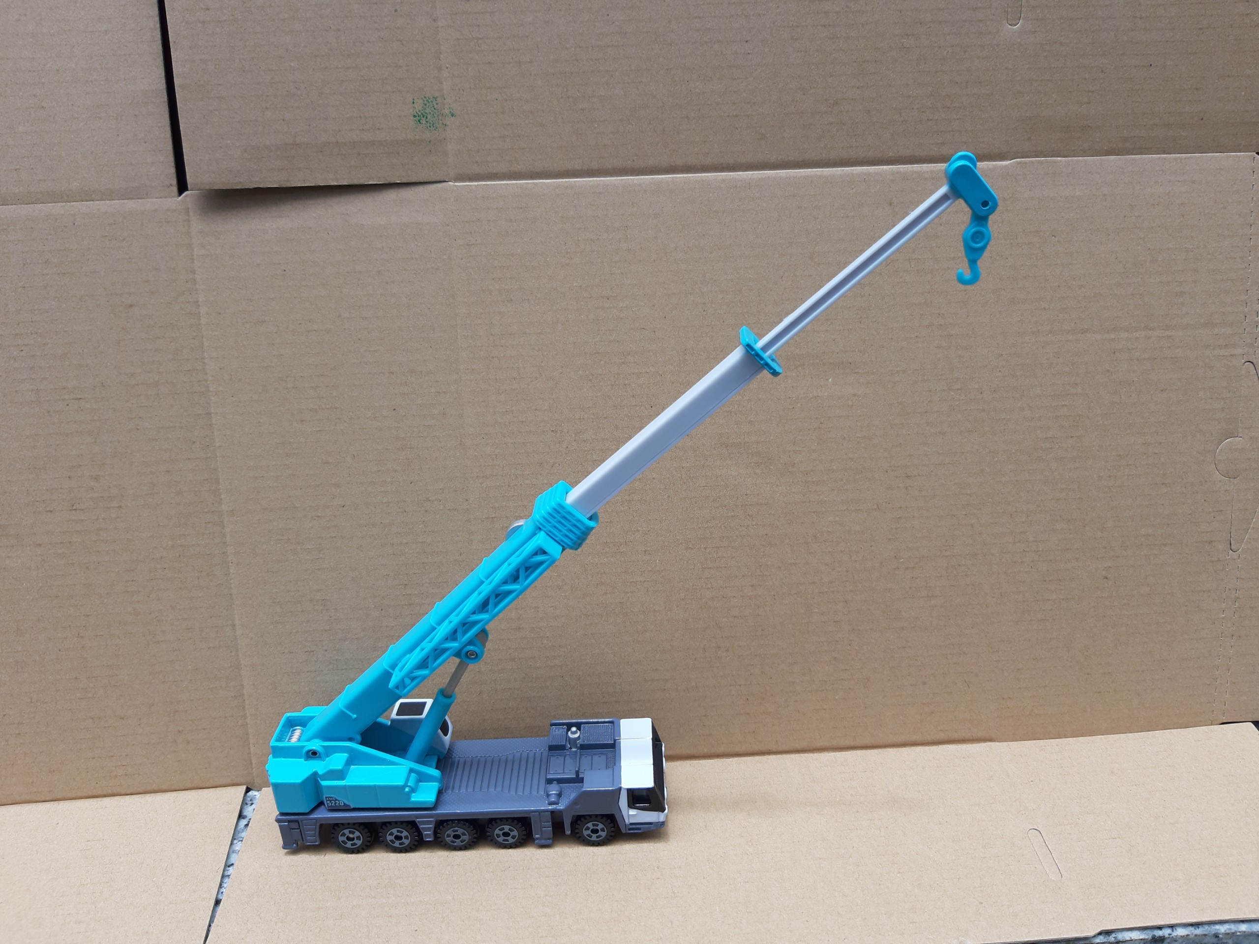Xe mô hình tomica - xe công trình - cẩu dài màu xanh kobelco kmg 5220 -