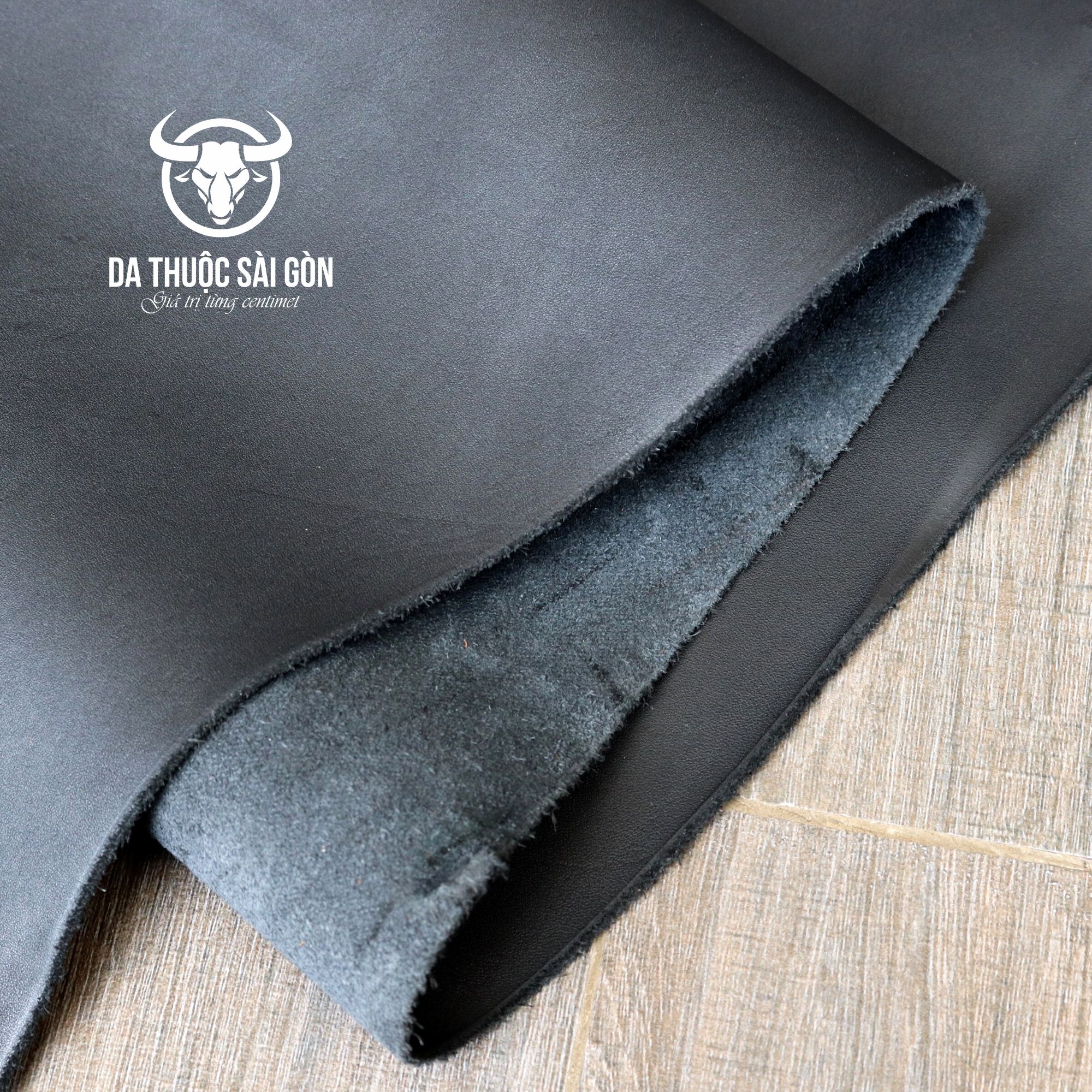Da bò Aniline cao cấp màu đen thương hiệu Da Thuộc Sài Gòn, chất da đanh dẻo, độ dày 1.6 mm - 1.8 mm, phù hợp may túi xách, ví da, giày dép - Bán da bò miếng lớn