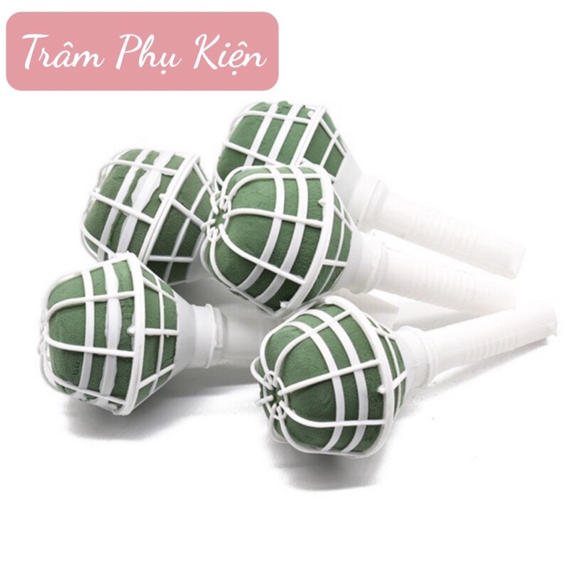 Míc tay cầm cắm hoa bó tròn, bó hoa cưới cô dâu
