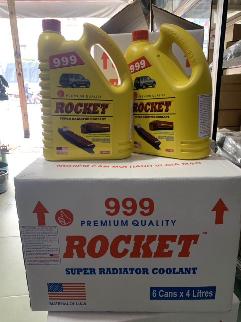 Nước xanh làm mát động cơ, xe tải,xe cơ giới...rocket 999 bình 4 lít