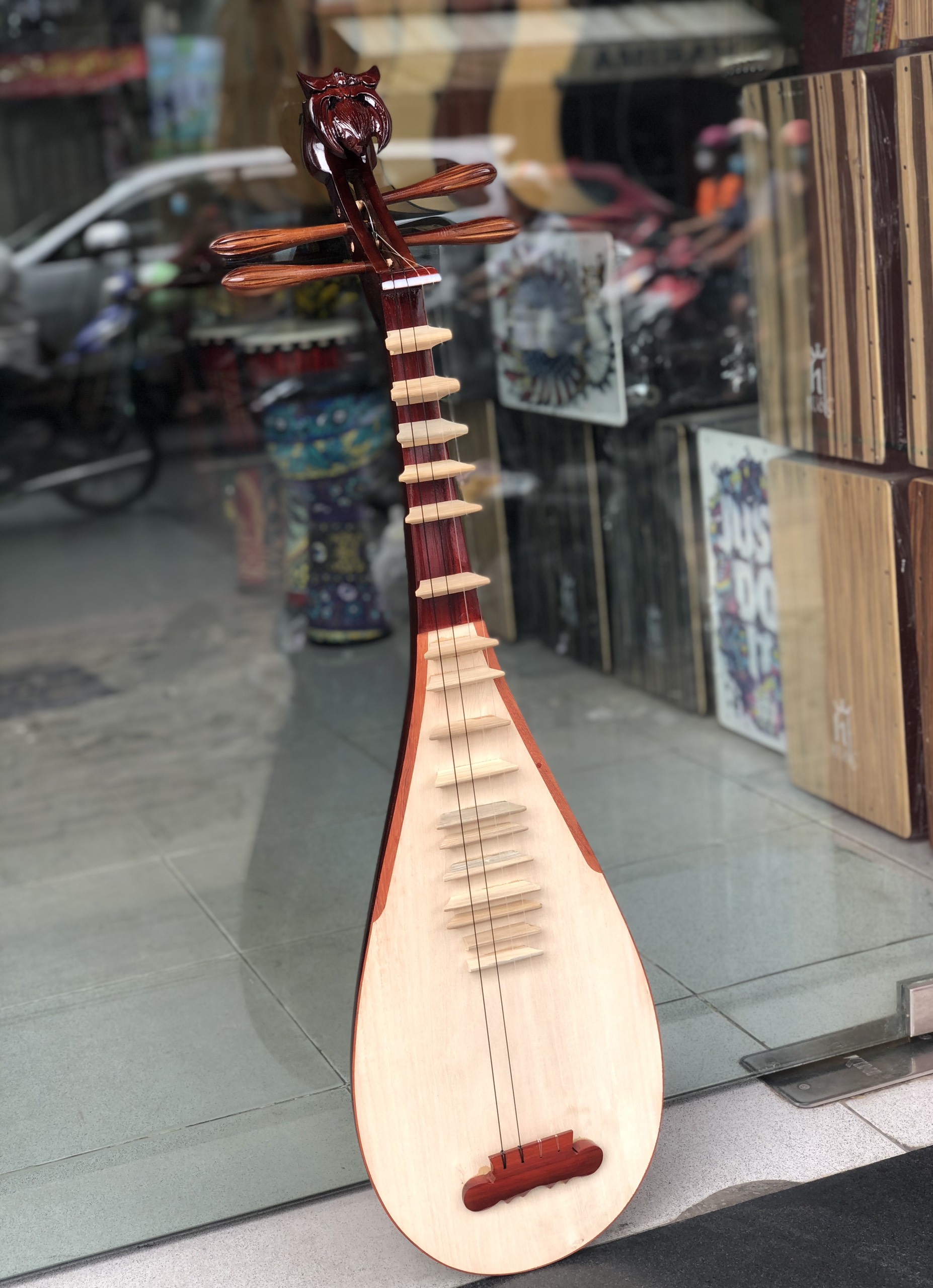Đàn tỳ bà Việt Nam khảm trai