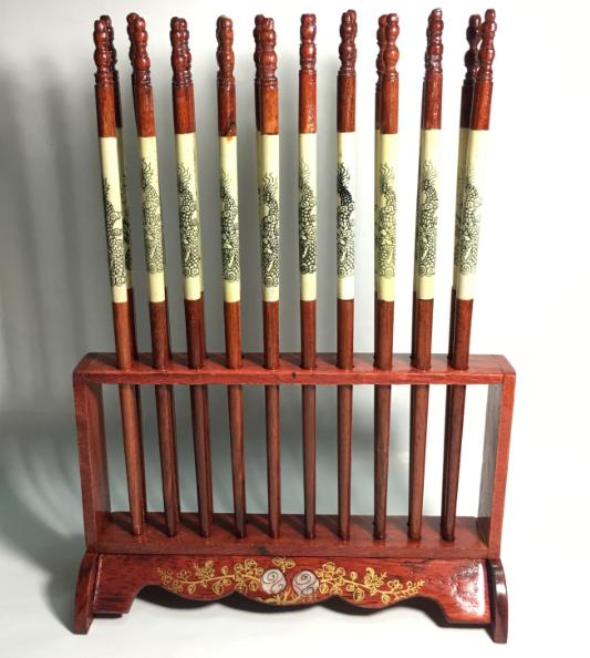 BỘ ĐŨA THỜ GỖ HƯƠNG PHONG THỦY 10 ĐÔI LOẠI 1- KIỂU ĐỨNG (KÈM GIÁ CẮM + ĐŨA)