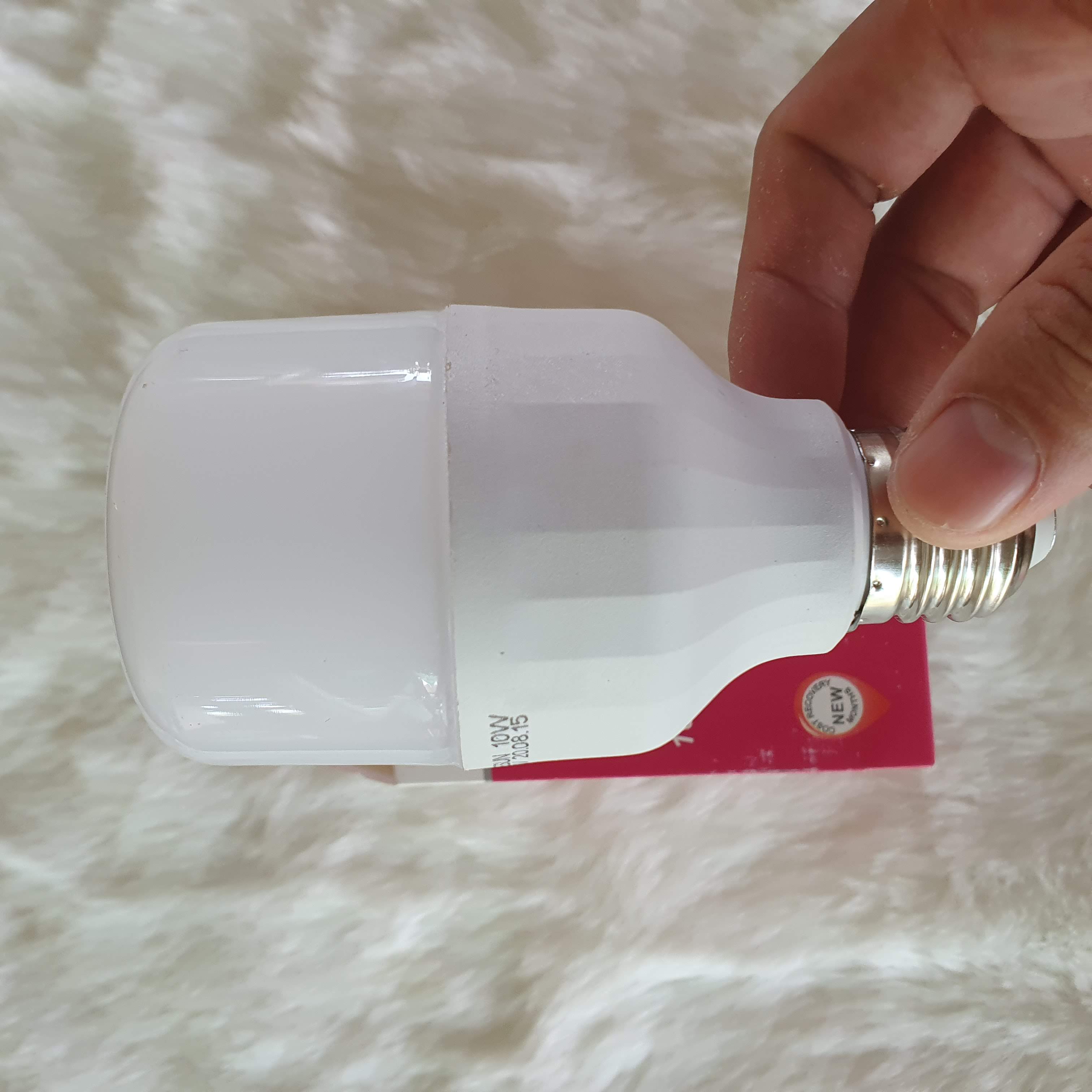Bóng đèn LED 10W sáng, bền và tiết kiệm điện
