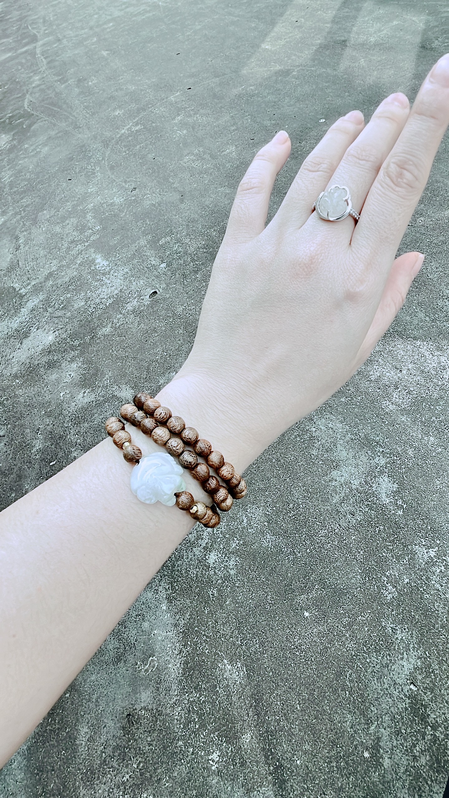 VÒNG TAY TRẦM HƯƠNG TỐC THIÊN NHIÊN PHỐI HỒ LY ÔM HOA NGỌC CẨM THẠCH