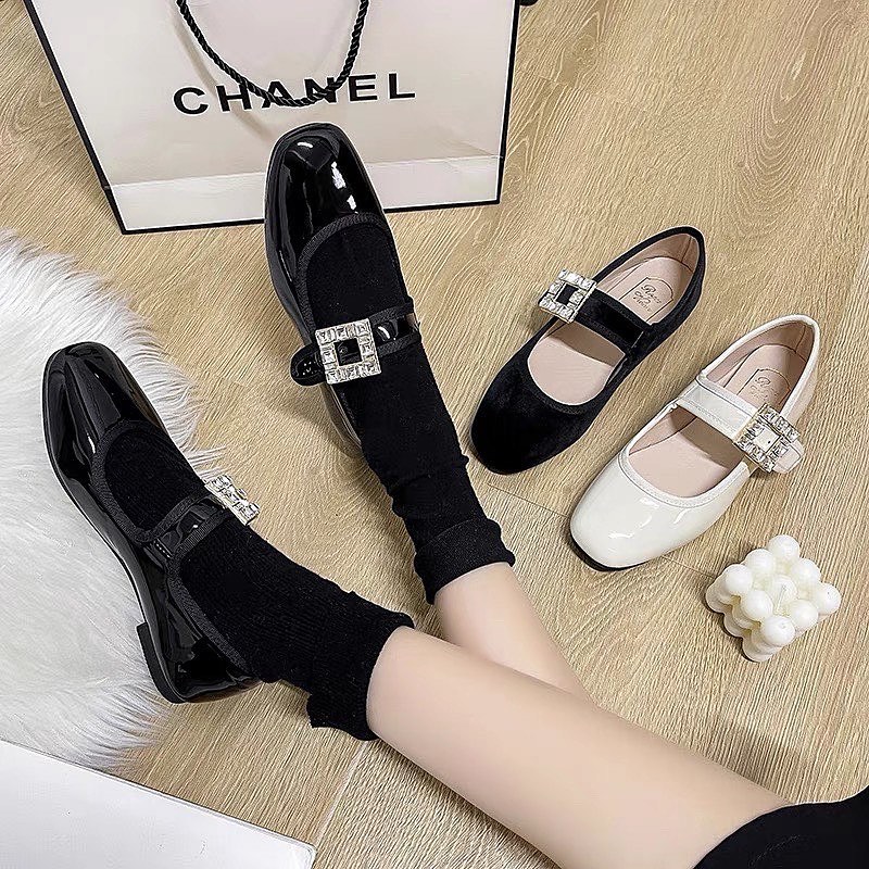 Giày bệt quai đen bóng+nhung acc