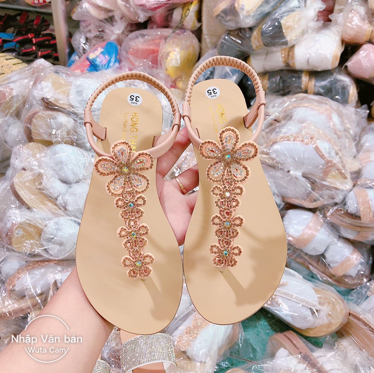 Sandal đính đá hình bông mai.