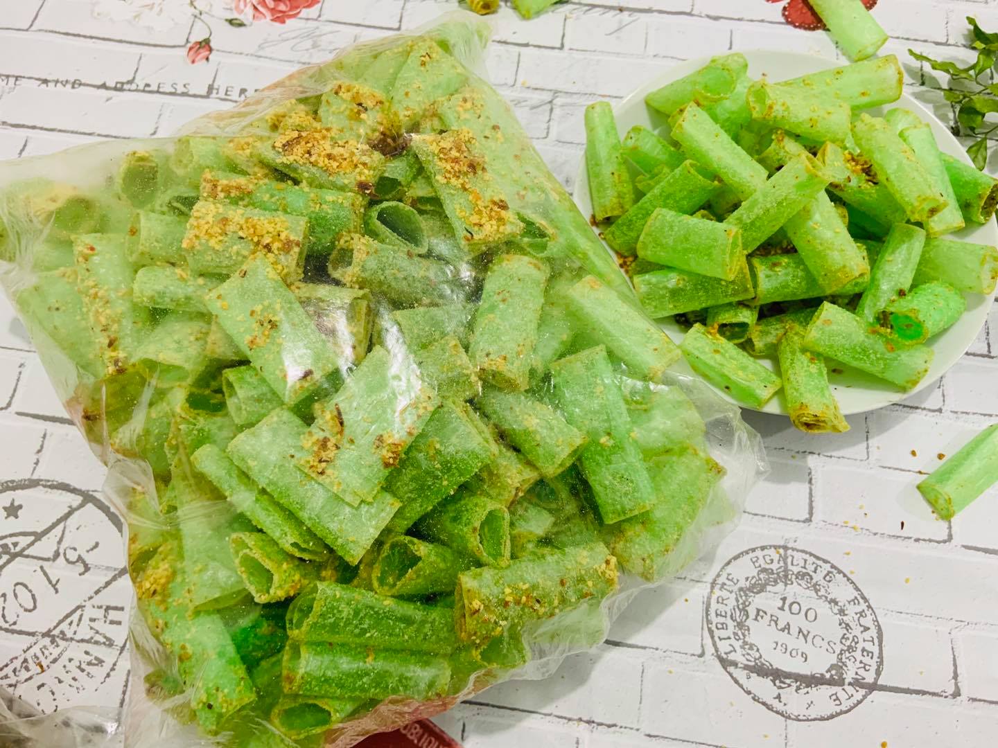 Bánh tráng ống trộn phô mai dứa ngon