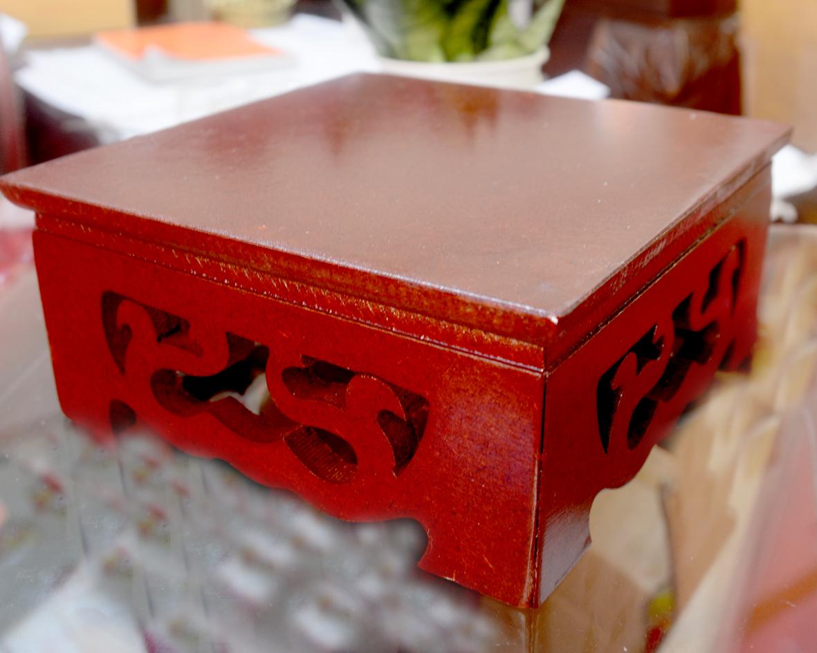 Đôn gỗ vuông khắc gỗ đặt tượng thờ