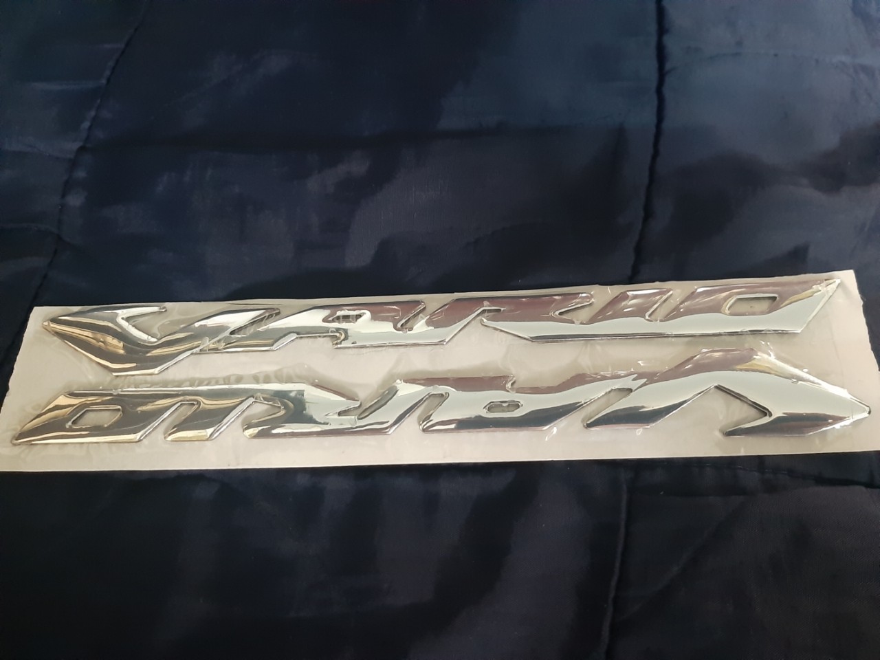 TEM LOGO CHỮ NỔI VARIO ,CHẤT LIỆU NHỰA DẺO SI BÓNG (MÀU BẠC)