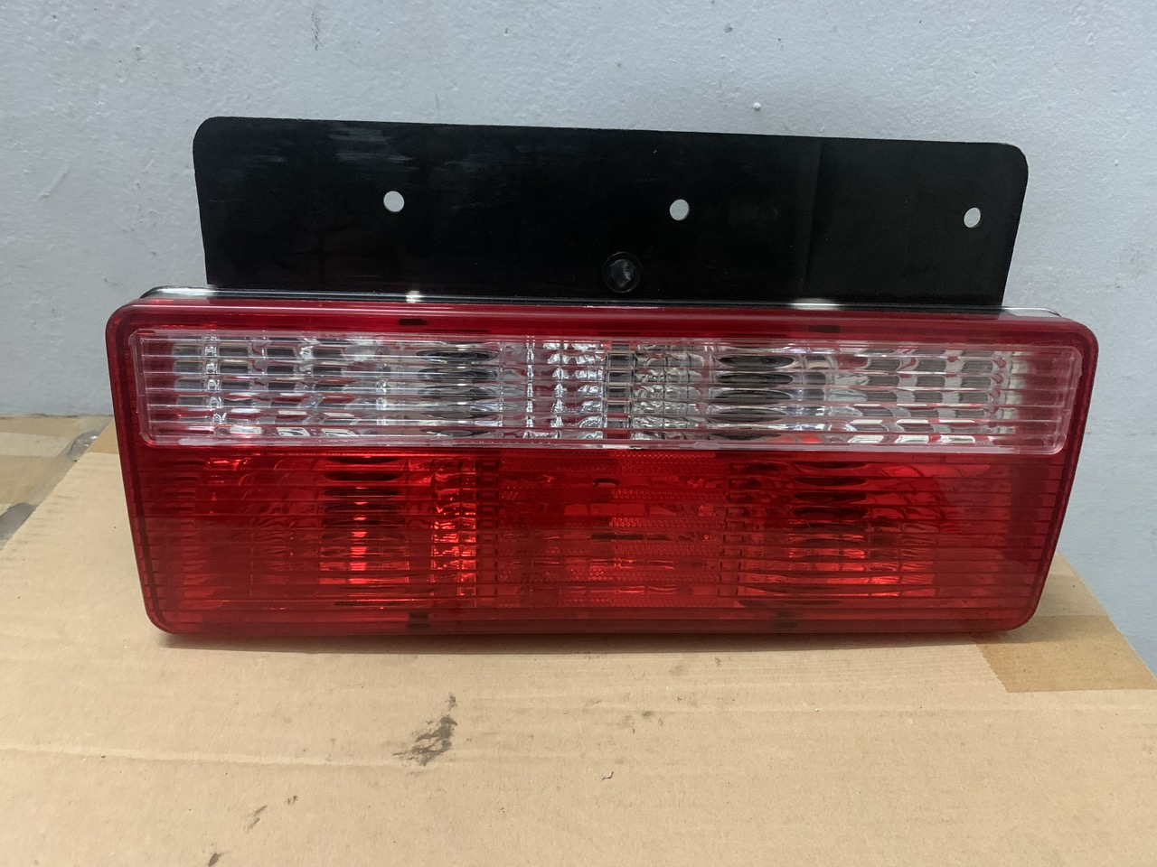 (L-25) Bộ Đèn Hậu, Đèn Lái Sau Đèn Xi Nhan - Phanh , Chụp Đèn Xe Tải JAC...Loại Xịn Không Ngã Màu (Giá 1 Cái)