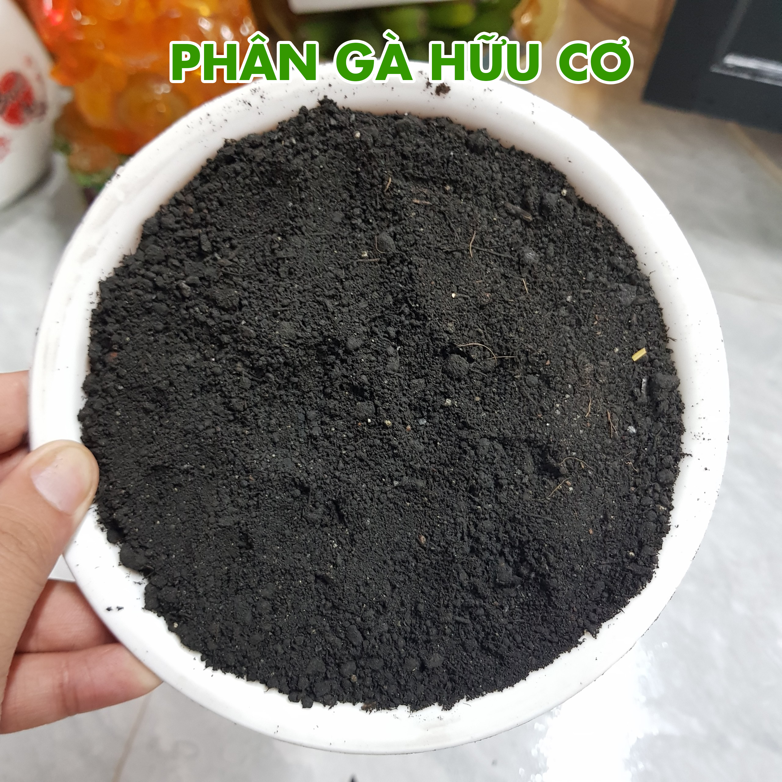 Phân gà ủ hoai mục đã qua xử lý, bổ sung vi sinh cho đất.