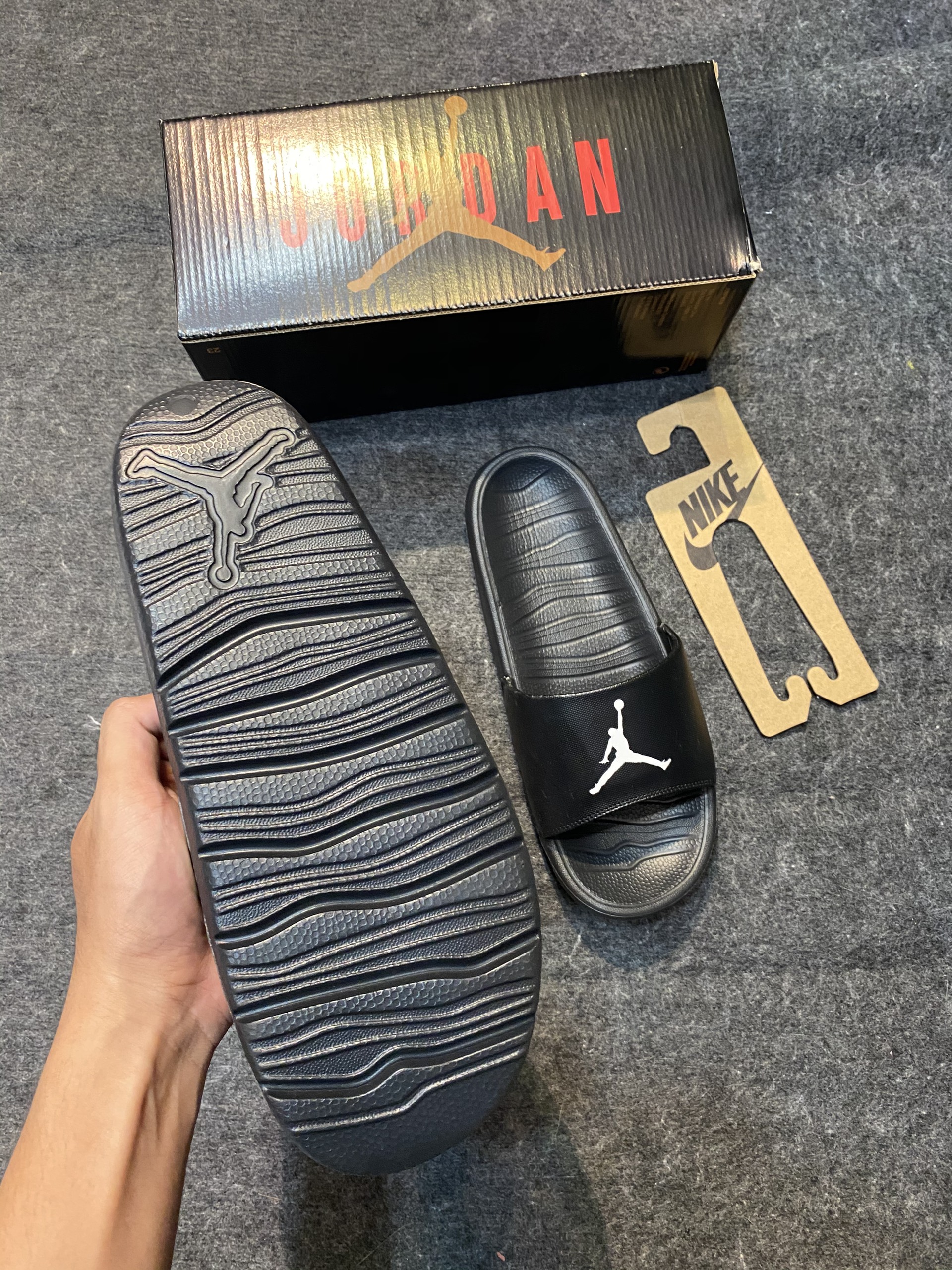 Dép jordan nam đen logo trắng
