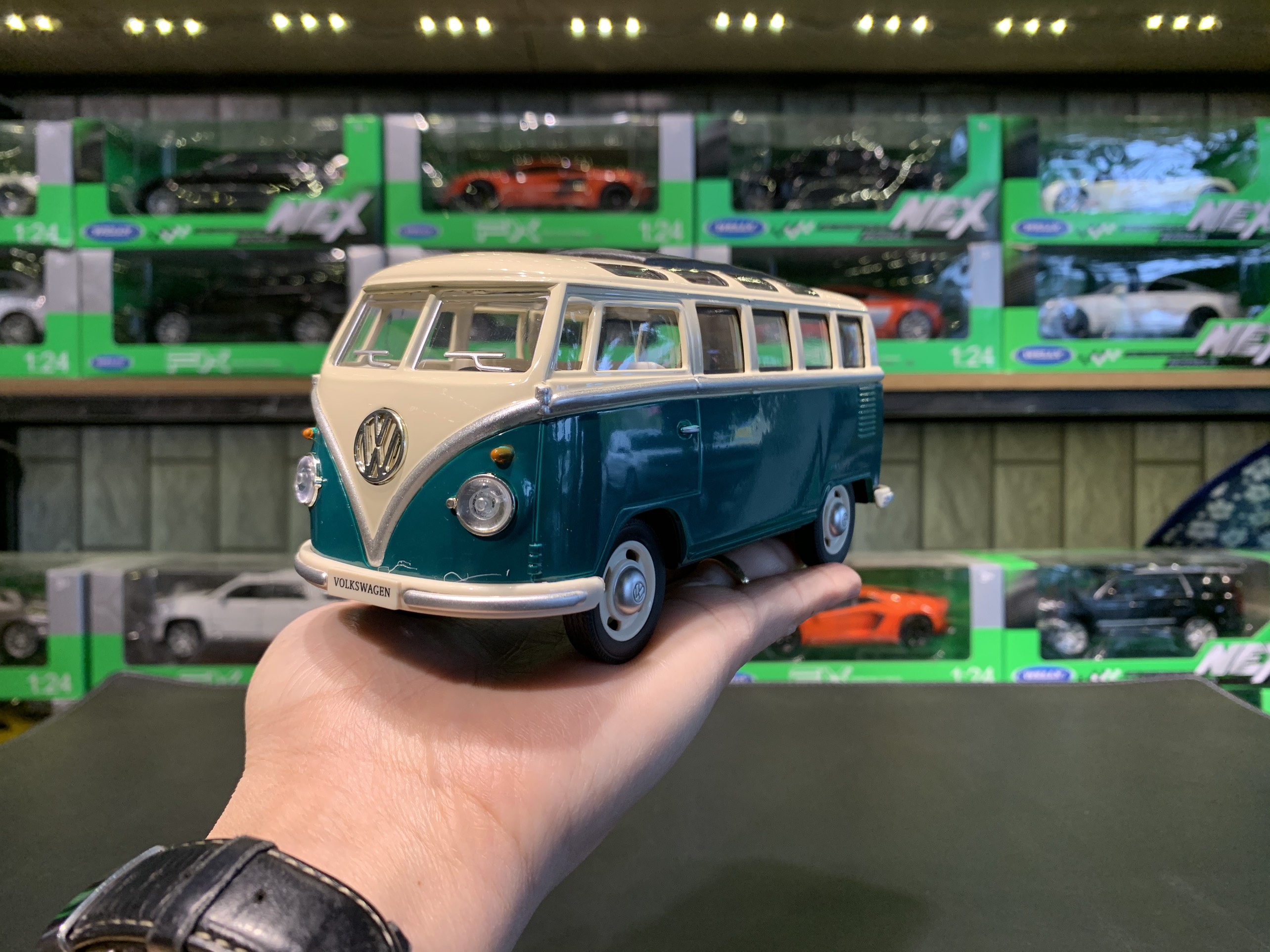 Mô hình trưng bày xe Wolkswagen T1 Bus (1963) tỉ lệ 1:24 của hãng MZ
