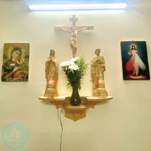 Bàn thờ Công Giáo, kệ bàn thờ chúa treo tường KBT02 thiết kế 2 tầng gỗ thông độc đáo sang trọng, đa dạng kích thước