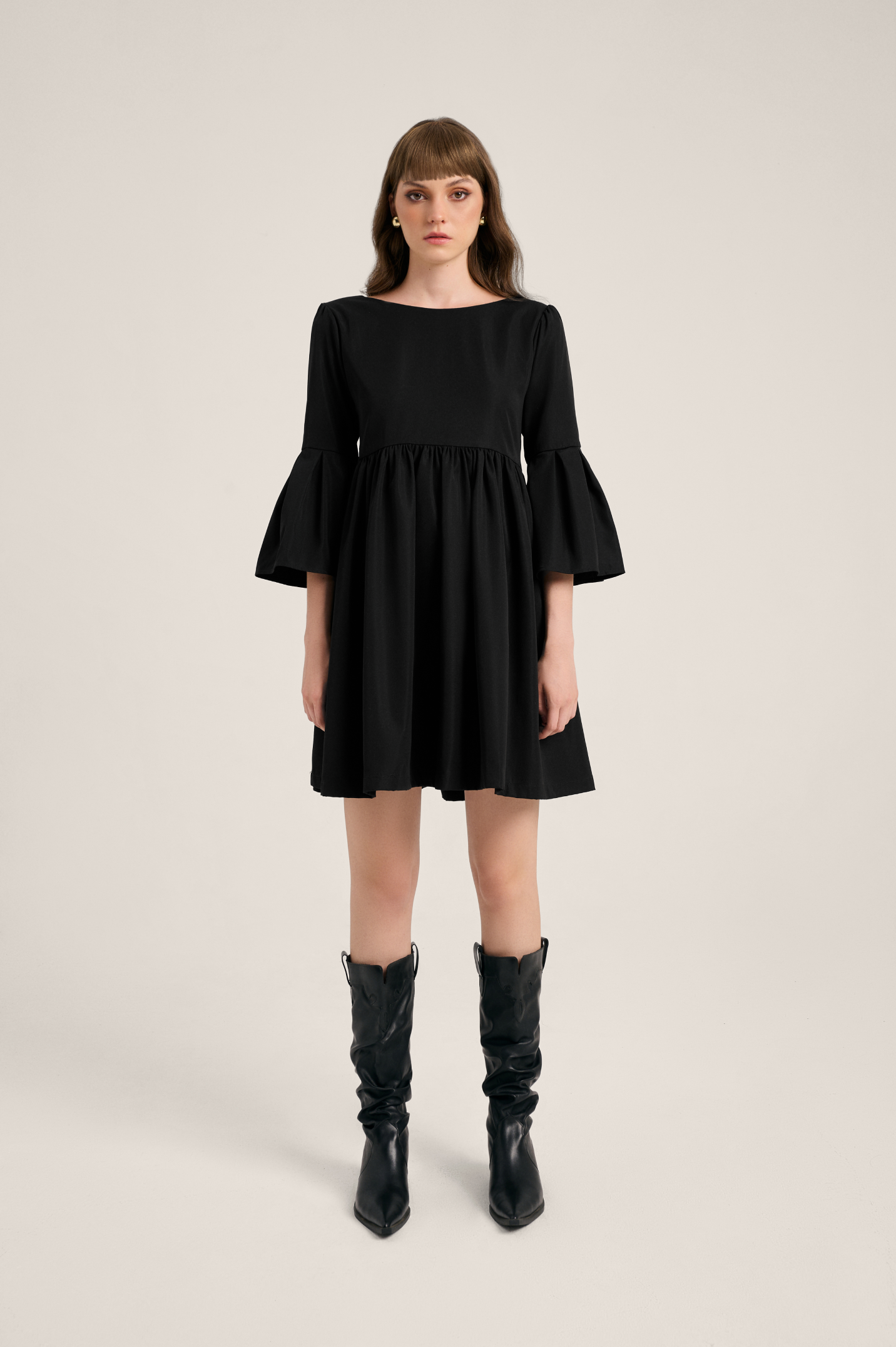 RANDOMLIST - Đầm babydoll dáng ngắn tay chuông cổ thuyền