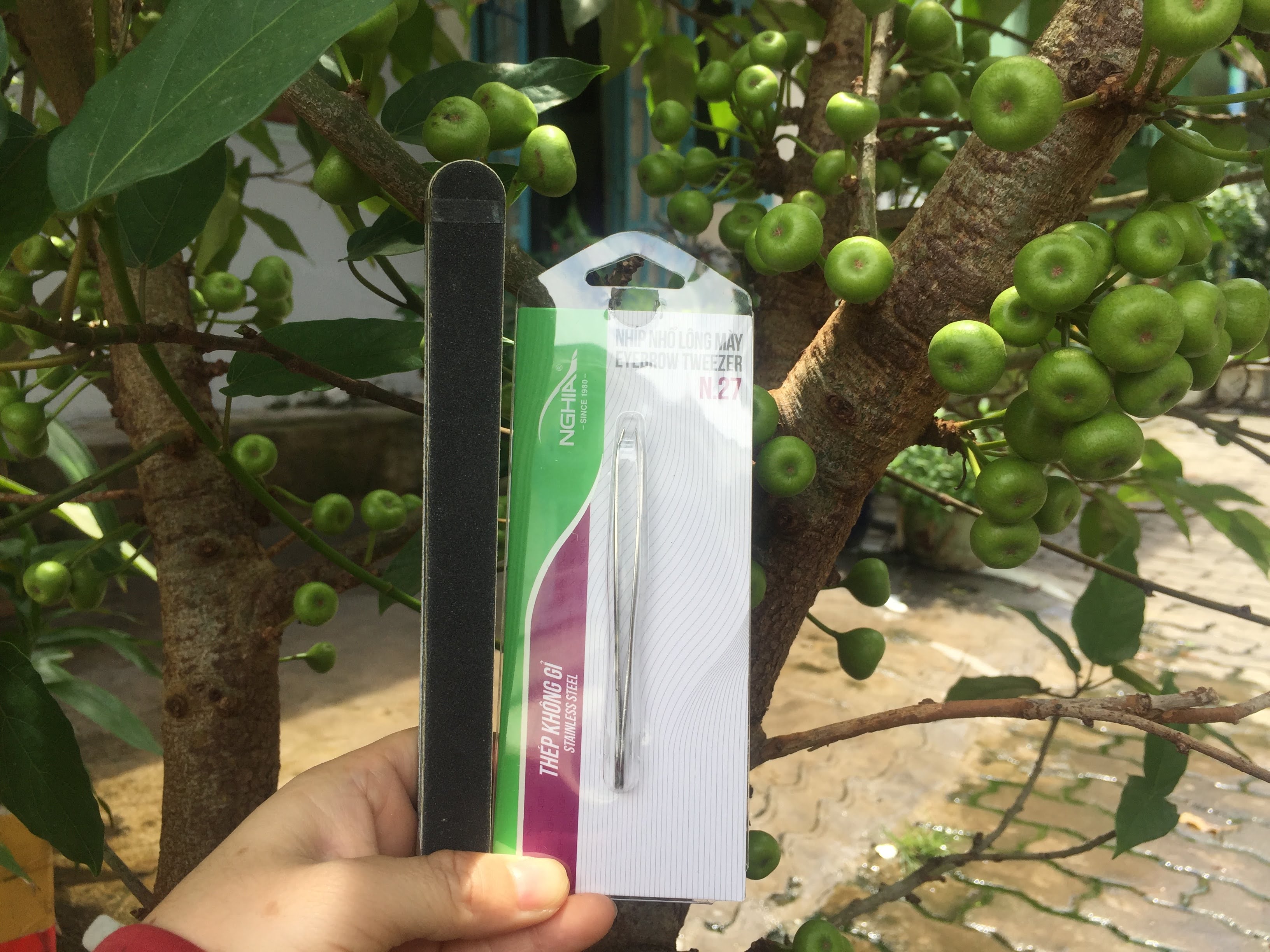 Combo 1 nhíp Nghĩa + 10 cây dũa giấy nhám đen