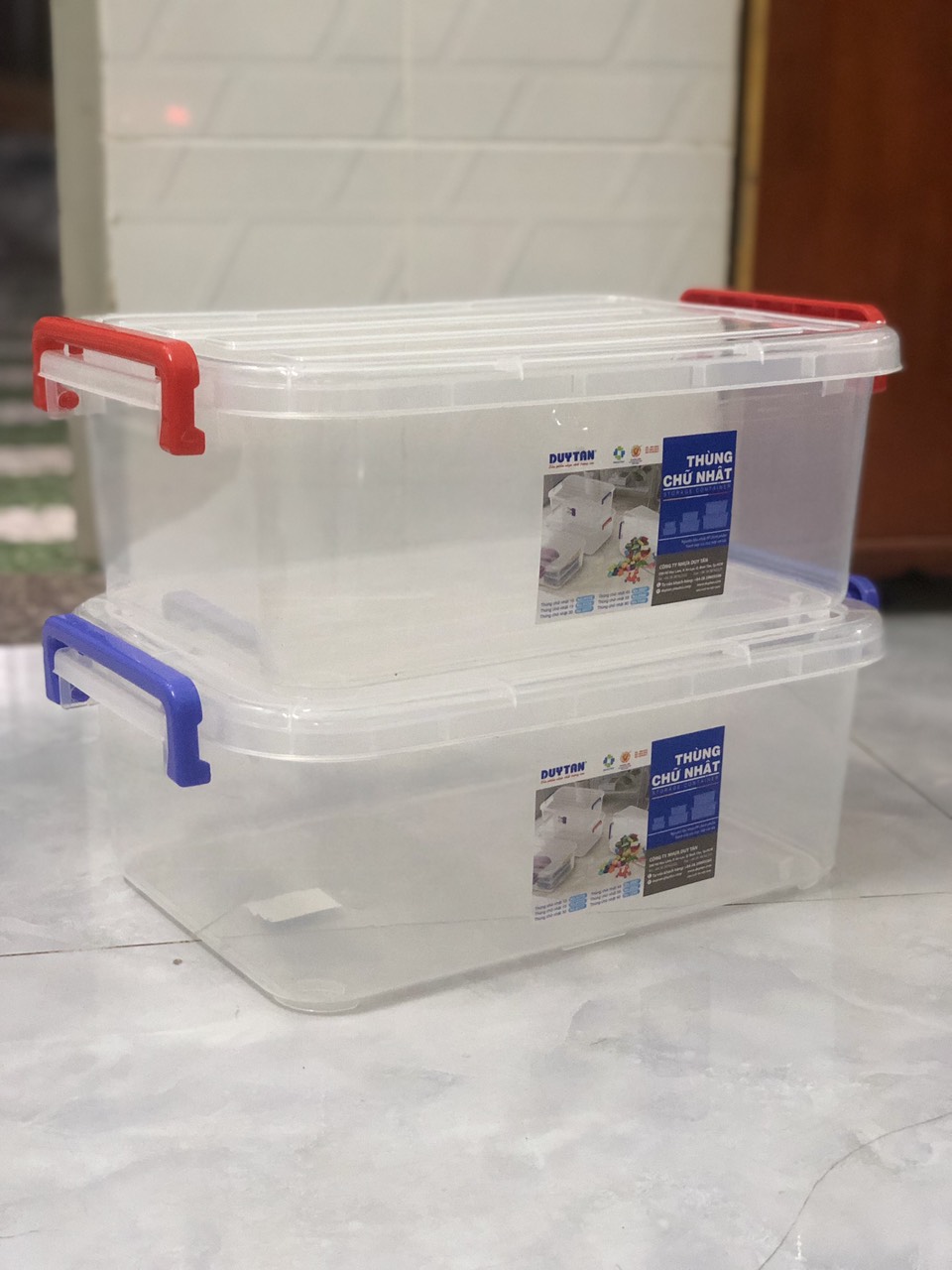 THÙNG NHỰA 10 LÍT DUY TÂN DẺO DAI TIỆN LỢI 41.2x27.2X14.5cm / Nắp đậy kín chắc, thùng có quai xách tiện lợi.  Thích hợp đựng thực phẩm khô, đồ chơi trẻ em, sách báo, tài liệu…