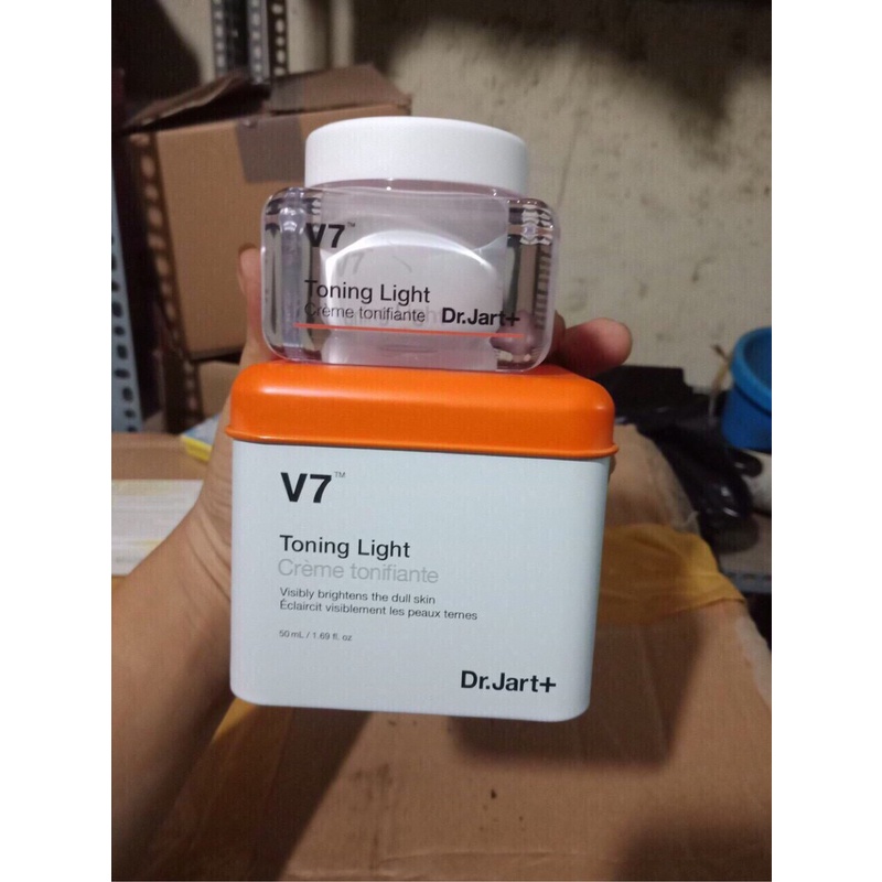 Kem v7 hộp thiết vuông