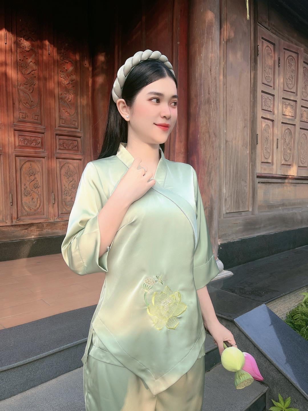 Đồ lam đi lễ chùa_ lụa nhật tô châu