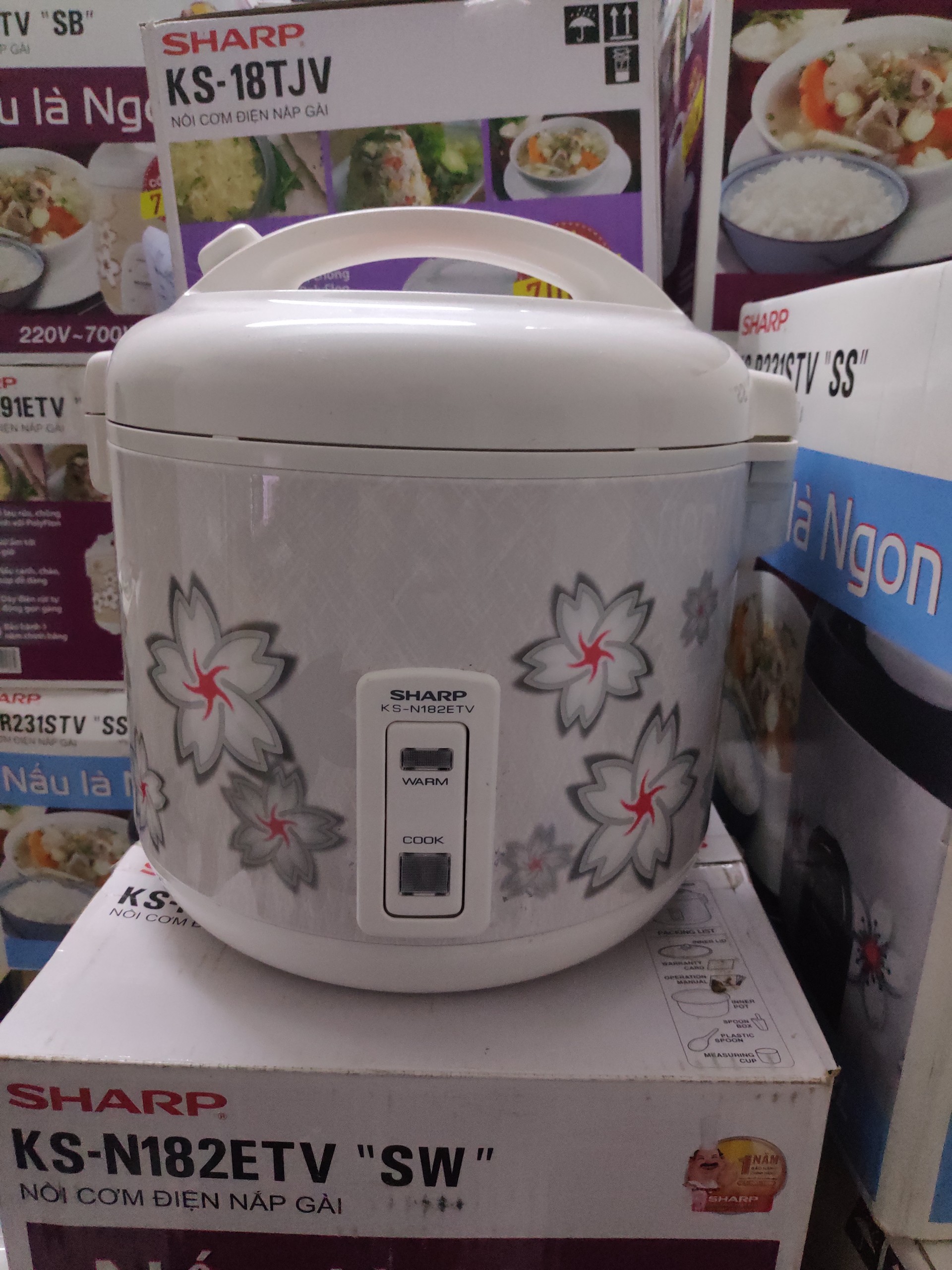 Nồi cơm điện Sharp 1.8 lít KS-N182ETV - Hàng trưng bày mẫu Thái Lan Lòng nồi cơm điện Sharp bằng hợp kim nhôm chống dính bền, tiện vệ sinh. Nồi cơm điện nấu cơm chín đều, thơm ngon với công nghệ nấu 2D.