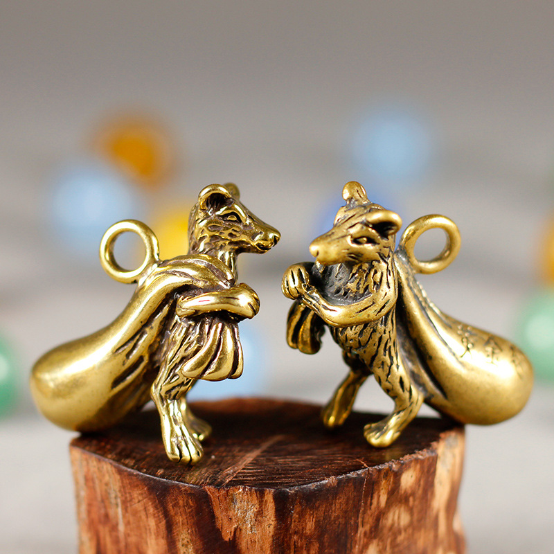 Tượng Nhỏ Phong Thủy Bằng Đồng Kiểu Dáng Hình Chuột Vác Túi Tiền (Kích Thước: 3.6cm x 2.4cm)