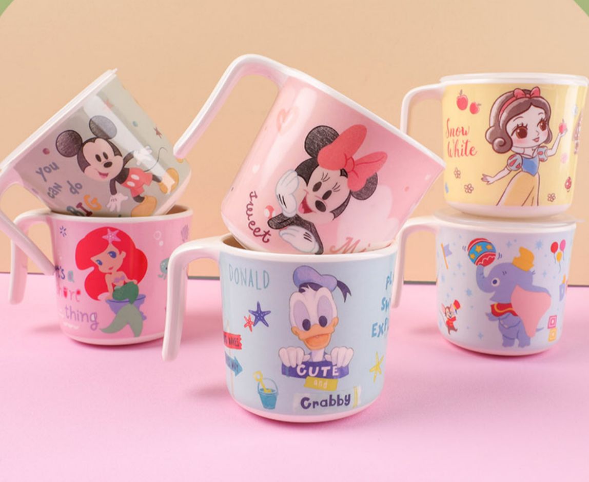 Ly Melamine tay cầm Disney có nắp cho bé