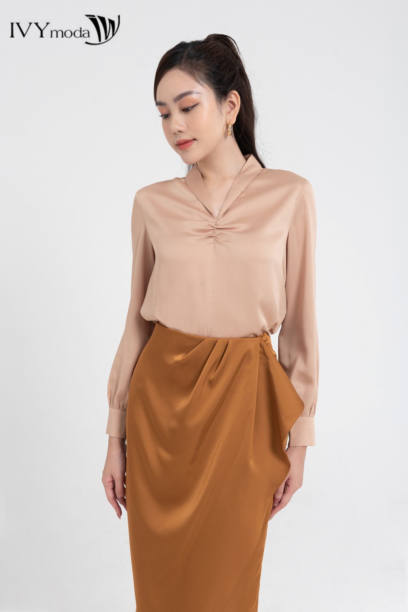 Áo lụa cổ v may nhúm ngực ivy moda ms 17m8063