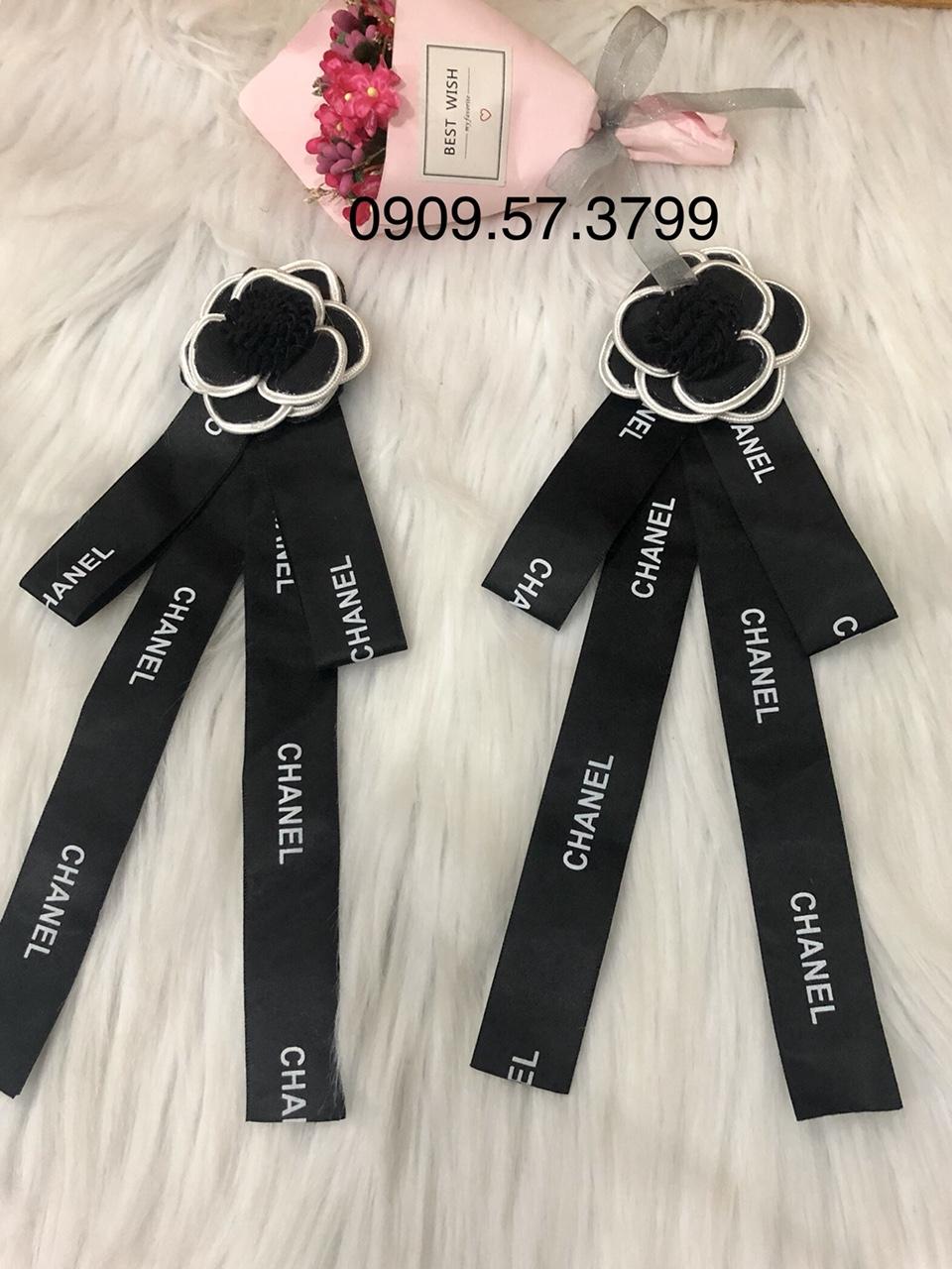 Cài áo Cha-nel nơ phối chữ
