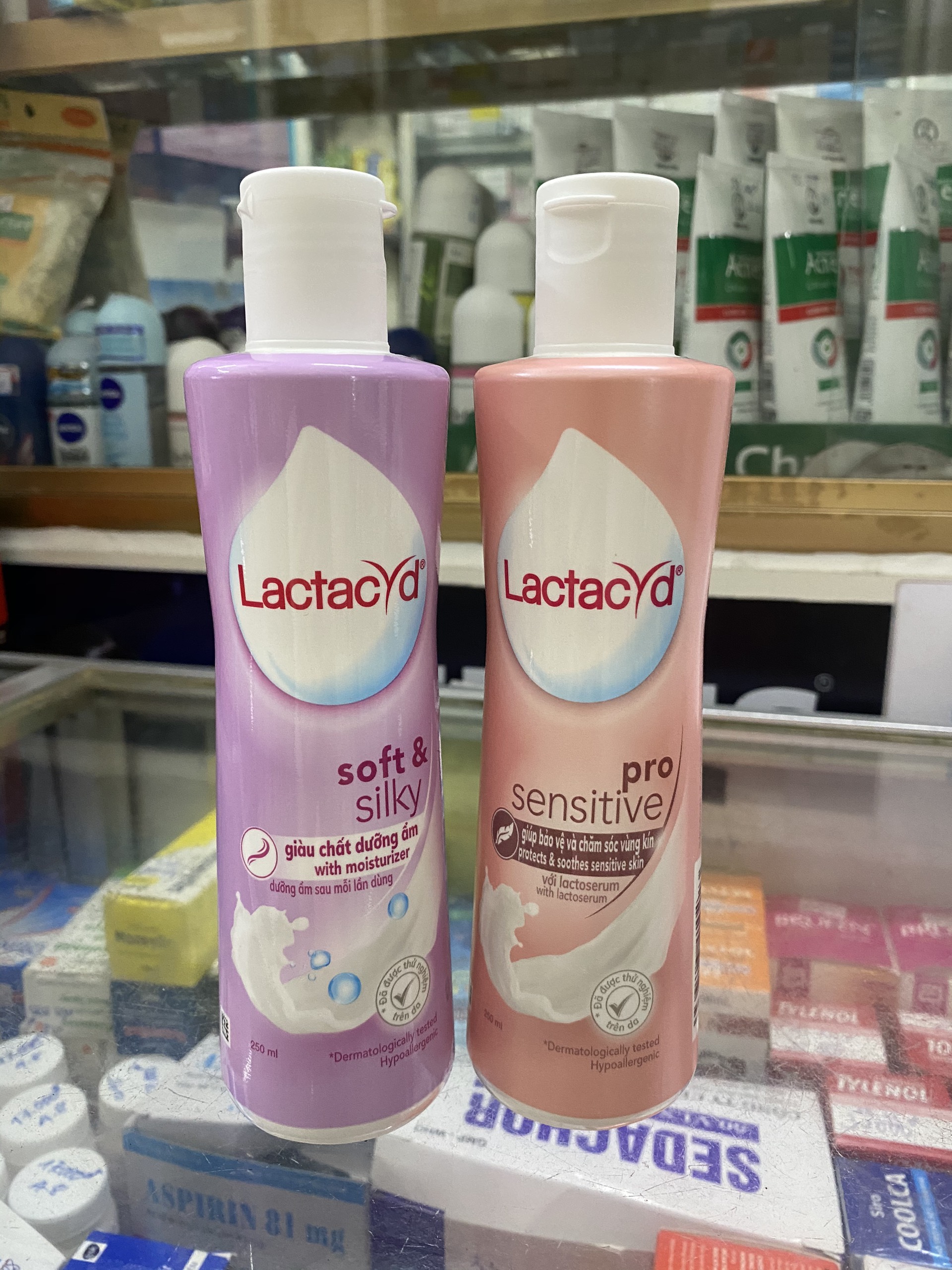 Dung dịch vệ sinh phụ nữ Lactacyd - Soft & Silky và Pro Sensitive