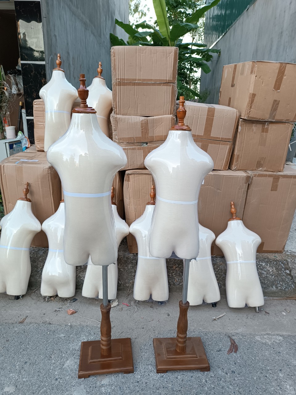 Manocanh trẻ em chân đế vuông bằng gỗ,size 2-4-6 tuổi