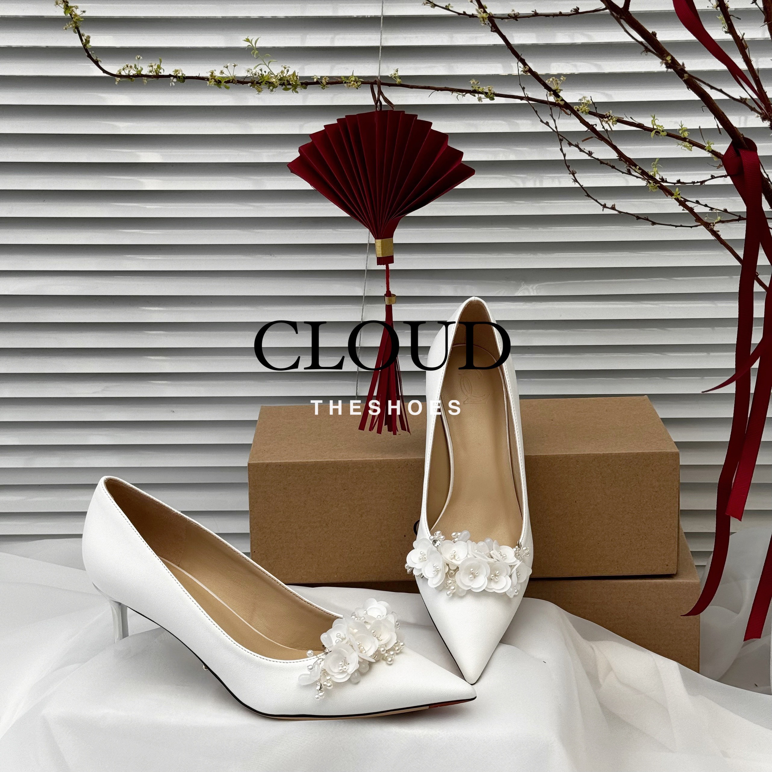 Giày cưới xinh, giày mũi nhọn đính hoa vải trắng cho cô dâu Cloud The Shoes