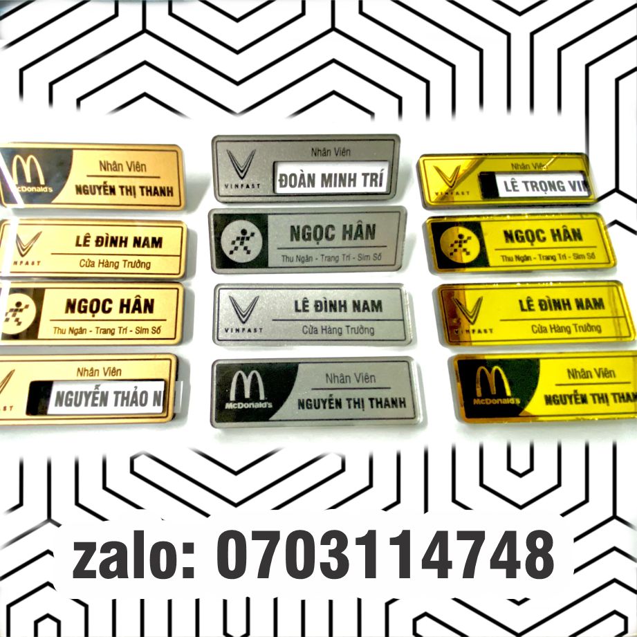 Bảng tên nhân viên chất liệu mica in tên cố định hoặc đổi tên, thiết kế nội dung theo yêu cầu