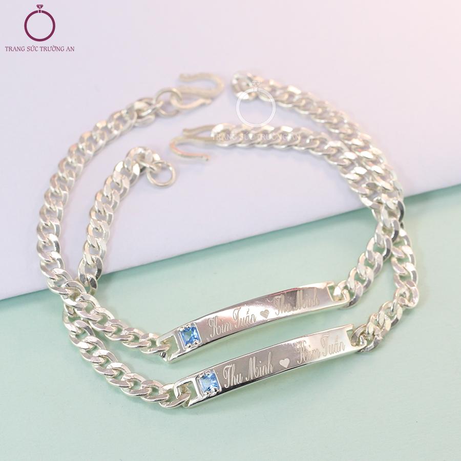 Với thiết kế đơn giản và tinh tế, lắc tay cặp bạc khắc tên LTD0004 sẽ là một món quà tặng đầy ý nghĩa dành tặng cho người mà bạn yêu thương. Chất liệu bạc 925 cao cấp và khả năng khắc tên cá nhân sẽ giúp sản phẩm trở nên độc đáo và mang thương hiệu của bạn.