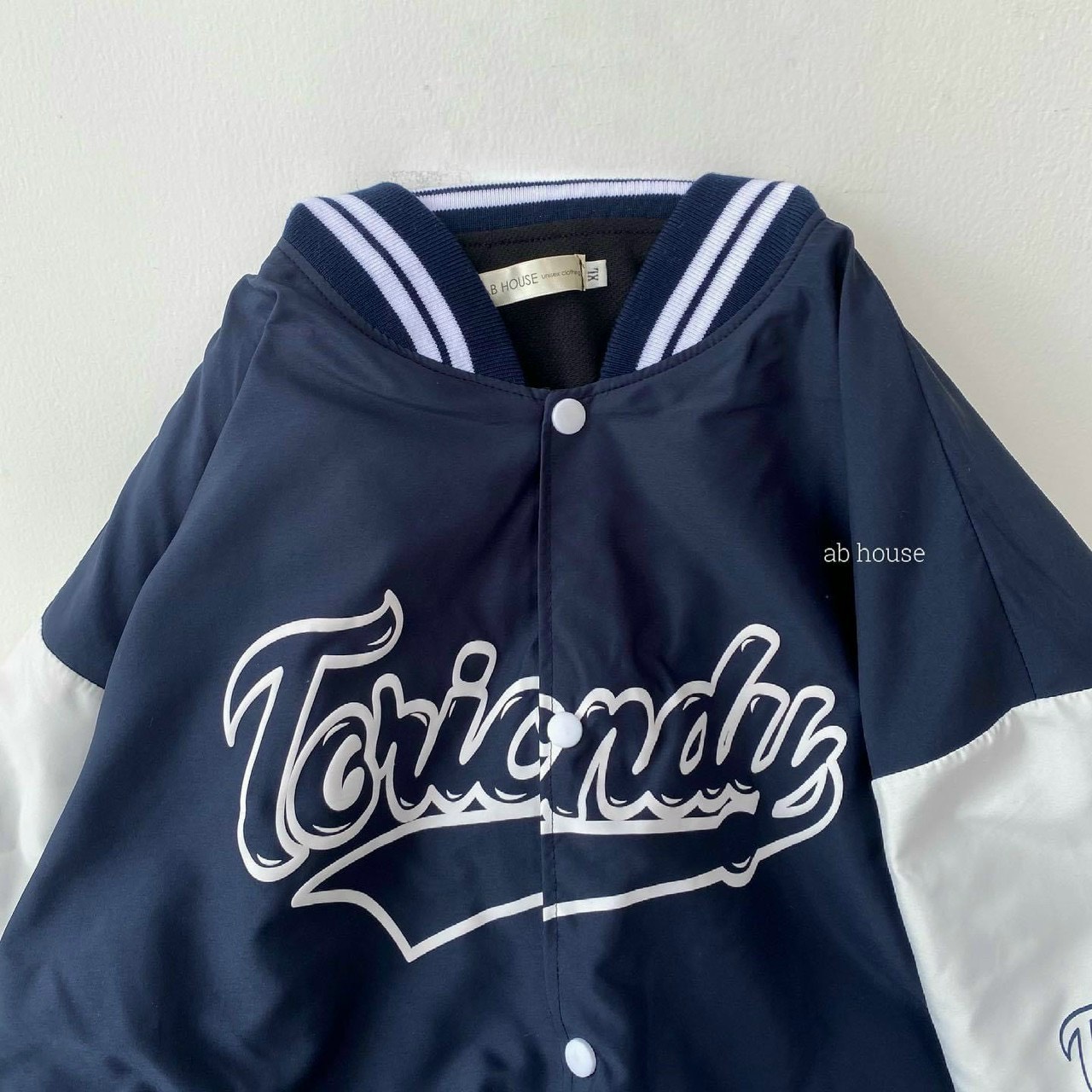 ÁO KHOÁC DÙ BOMBER NÚT CÀI NHÚN BO, IN CHỮ TORICNDY VÀI XIN XÒ MÁT MẺ SIÊU NGẦU