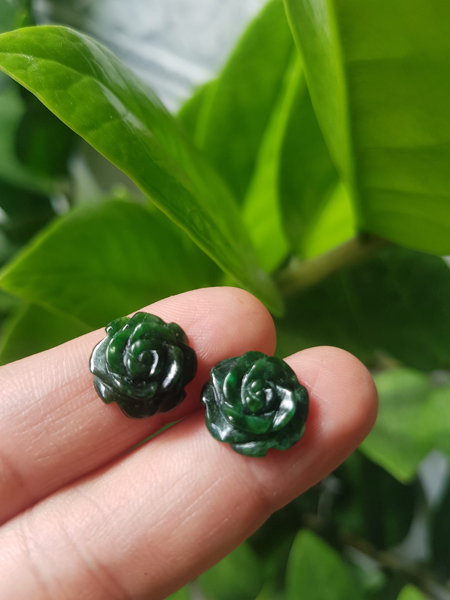 Đôi Bông Tai Bông Hồng Nổi Xanh Đậm Sơn Thủy Chất liệu Đá Cẩm Thạch Tự Nhiên Kích thước Bông Tai Ngang 12mm x cao 5mm Nữ mệnh Thủy Mộc Hỏa về bọc vàng đeo đẹp sang tai ạ chỉ có 480k/1 đôi