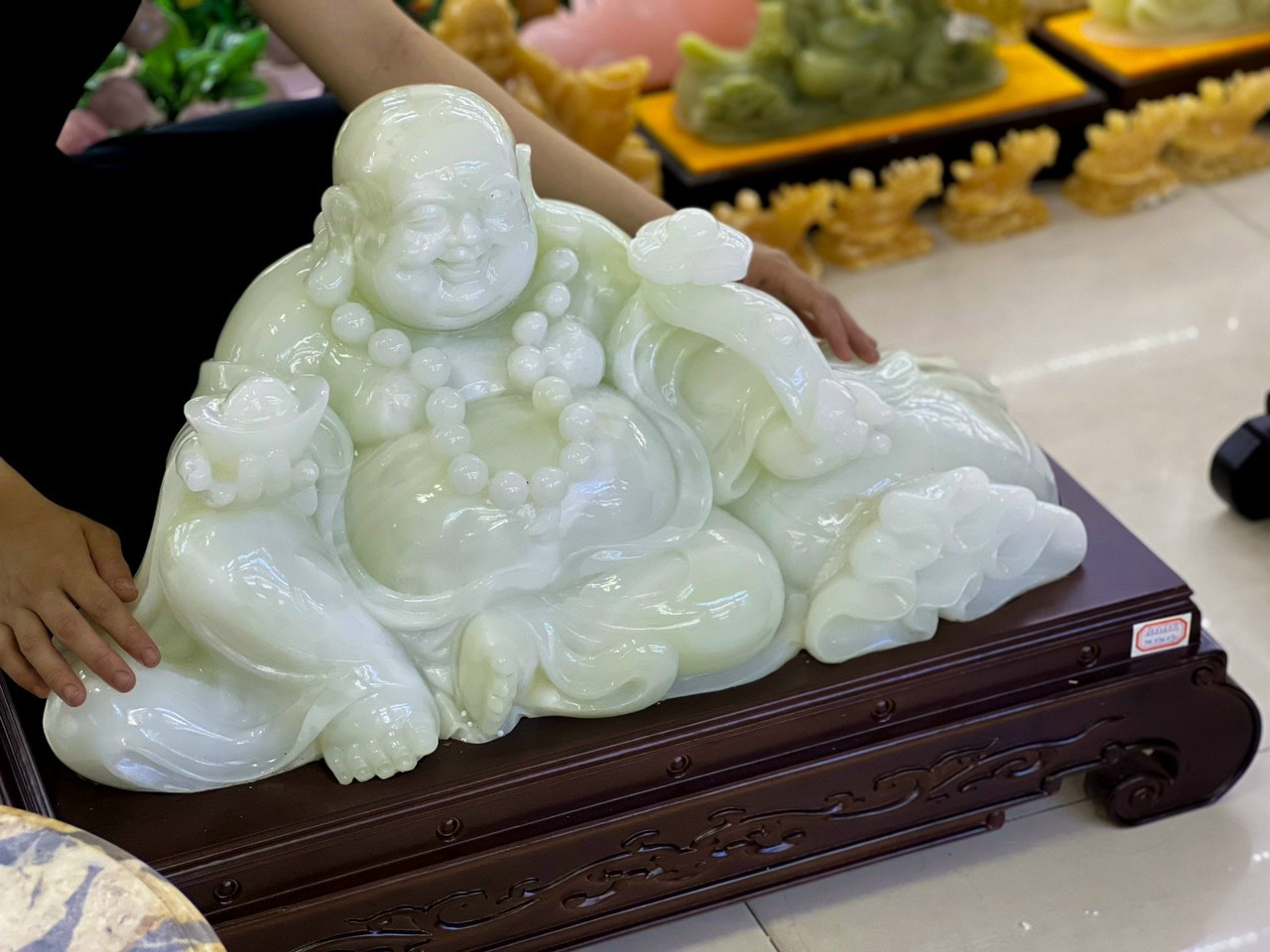 Tượng phật Di Lặc phong thủy ngồi tựa bao tiền đá bạch ngọc Giá 36,000,000 Đồng*Miễn phí vận chuyển