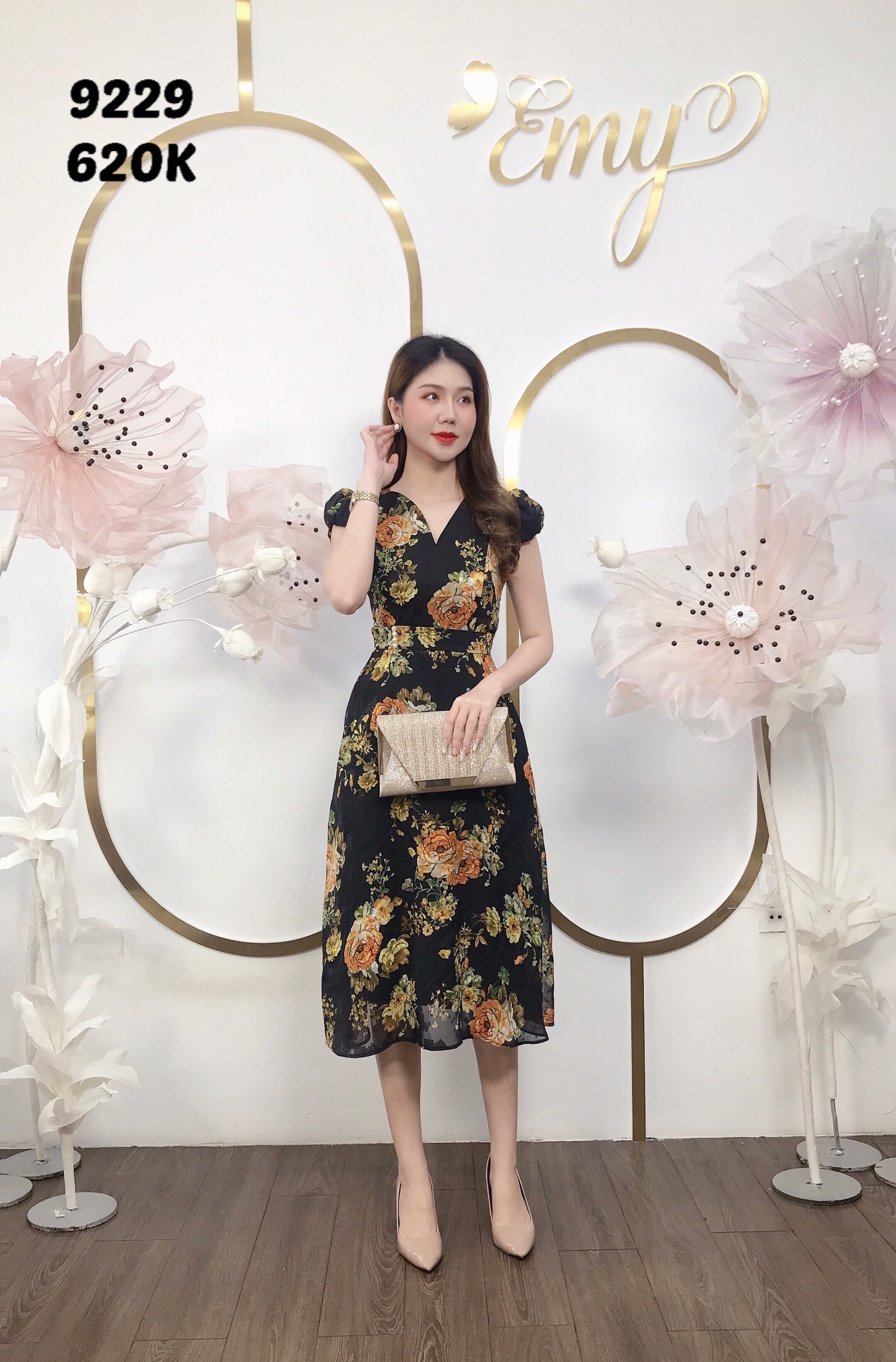 Đầm emy em9229 xoè hoa nền đen