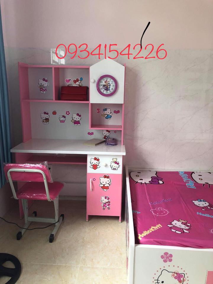 Bàn học màu hồng có kèm theo ghế ngồi tăng chỉnh. Tặng kèm tranh Decal cho bé.