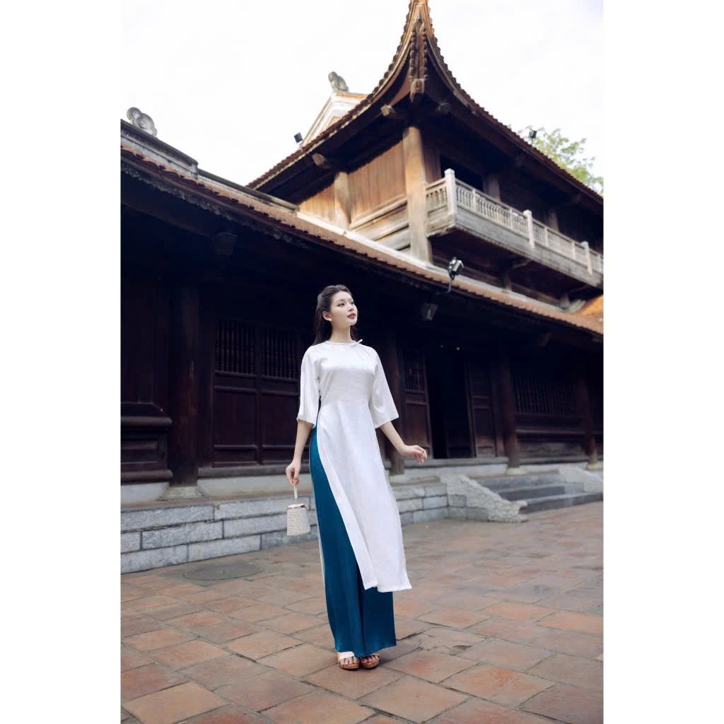 Áo dài cách tân lụa gấm cổ tết màu trắng dáng suông
