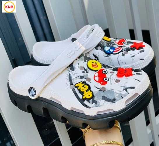 Dép sục Crocs duet đen trắng vẩy sơn quai ngang nam và nữ [KÈM HỘP +12 Jitbitz] Dép cá sấu Crocs camo-dép quai ngang Cross duet Sport-dép sục-cá tính siêu nhẹ đi mưa đi nắng thoải mái chống trơn trượt có nhiều lỗ thông thoáng