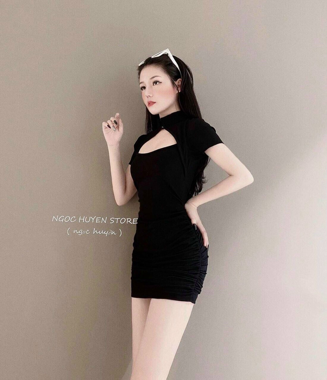 Váy đầm form ôm kiểu cổ tàu khoét ngực cá tính quyến rũ