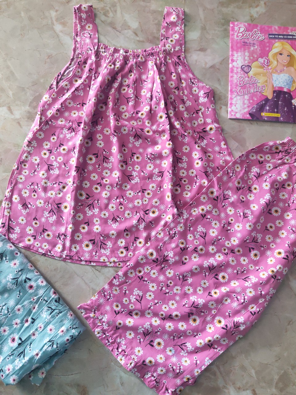 Đồ bộ tole  quần lửngdài 60-65 cmáo form rộng,hai dây vai to bản 4cm,có giún thun ở ngực và lưng,họa tiết ,màu sắc ngọt ngào